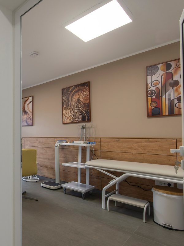 Procedure room with a treatment couch, step and instrument trolley