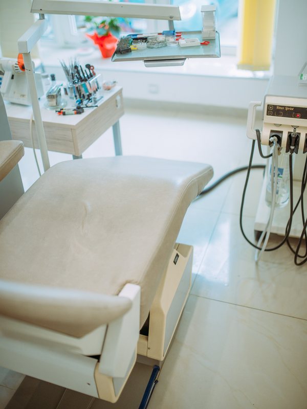 Treatment chair and instrument tray in a bright room