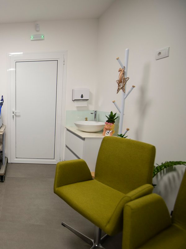 Consulting corner with a washbasin and waiting chairs