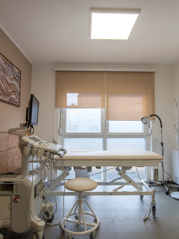 Treatment room with a couch, an articulated lamp and a console